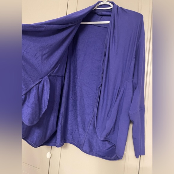 Lululemon To & Flow Wrap in Heathered Mod Iris Flower - Picture 10 of 15